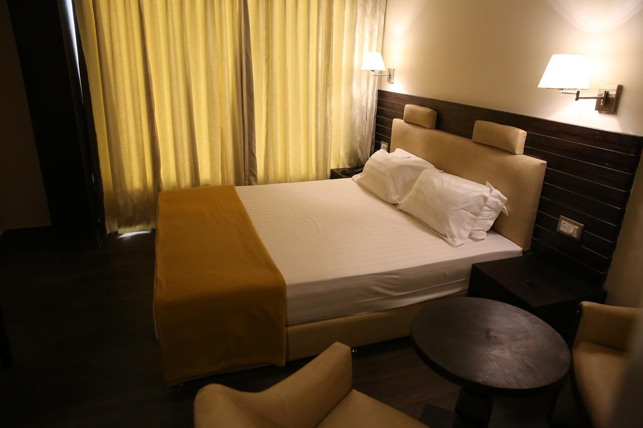 Hotel La Castle Chennai Exterior photo