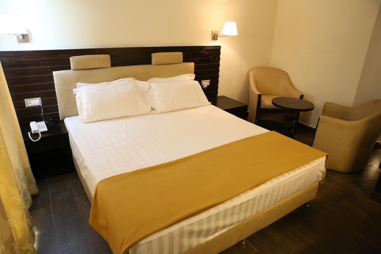 Hotel La Castle Chennai Exterior photo